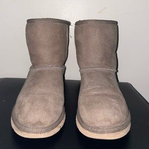 Beautiful neutral 100% authentic classic UGG boot size 3.